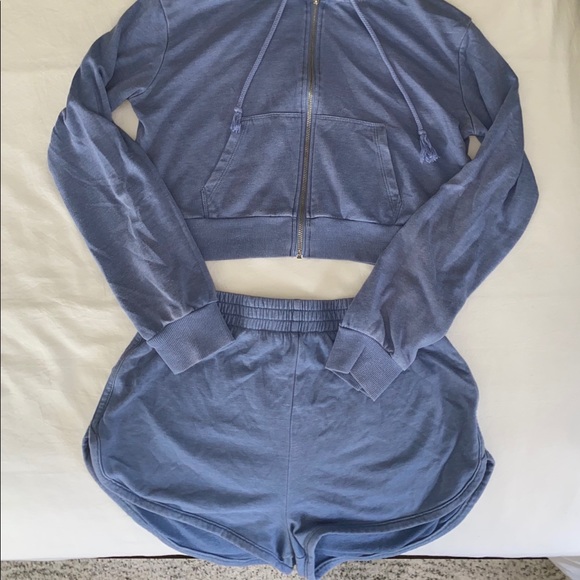 Cropped sweatshirt and shorts set - Picture 2 of 3